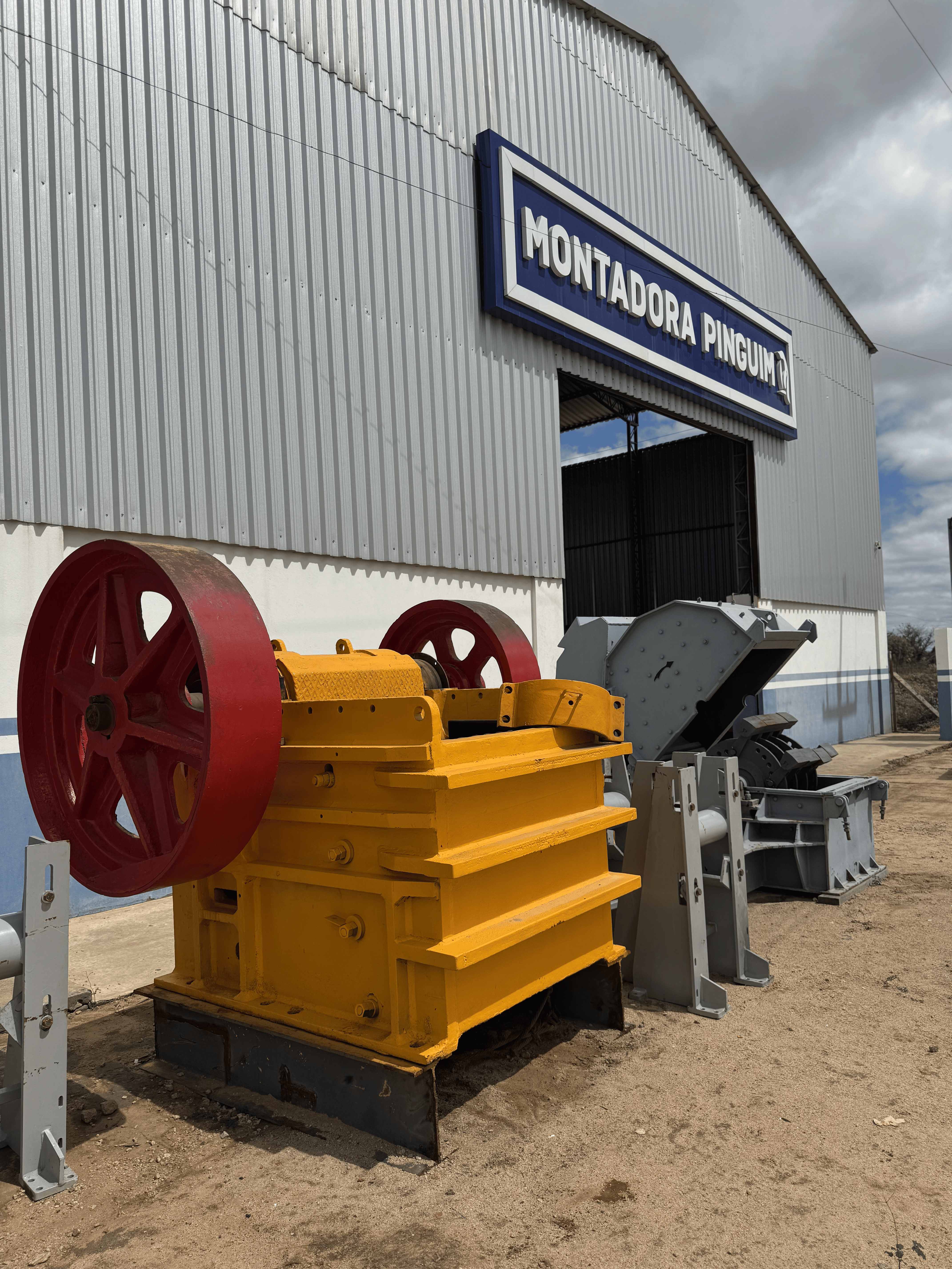 Britador de mandíbulas amarelo para processamento de calcário