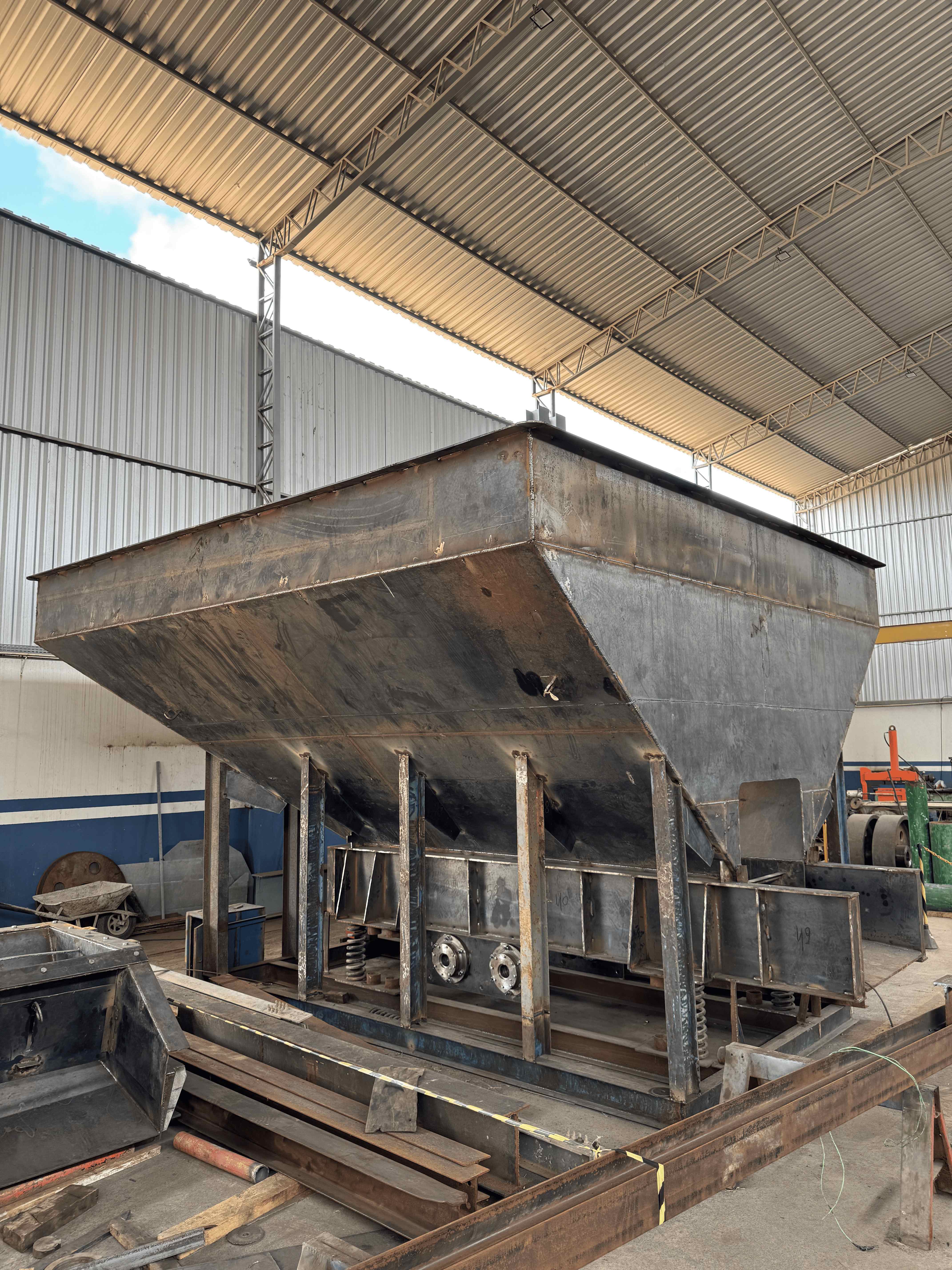 Equipamento industrial personalizado em construção na fábrica