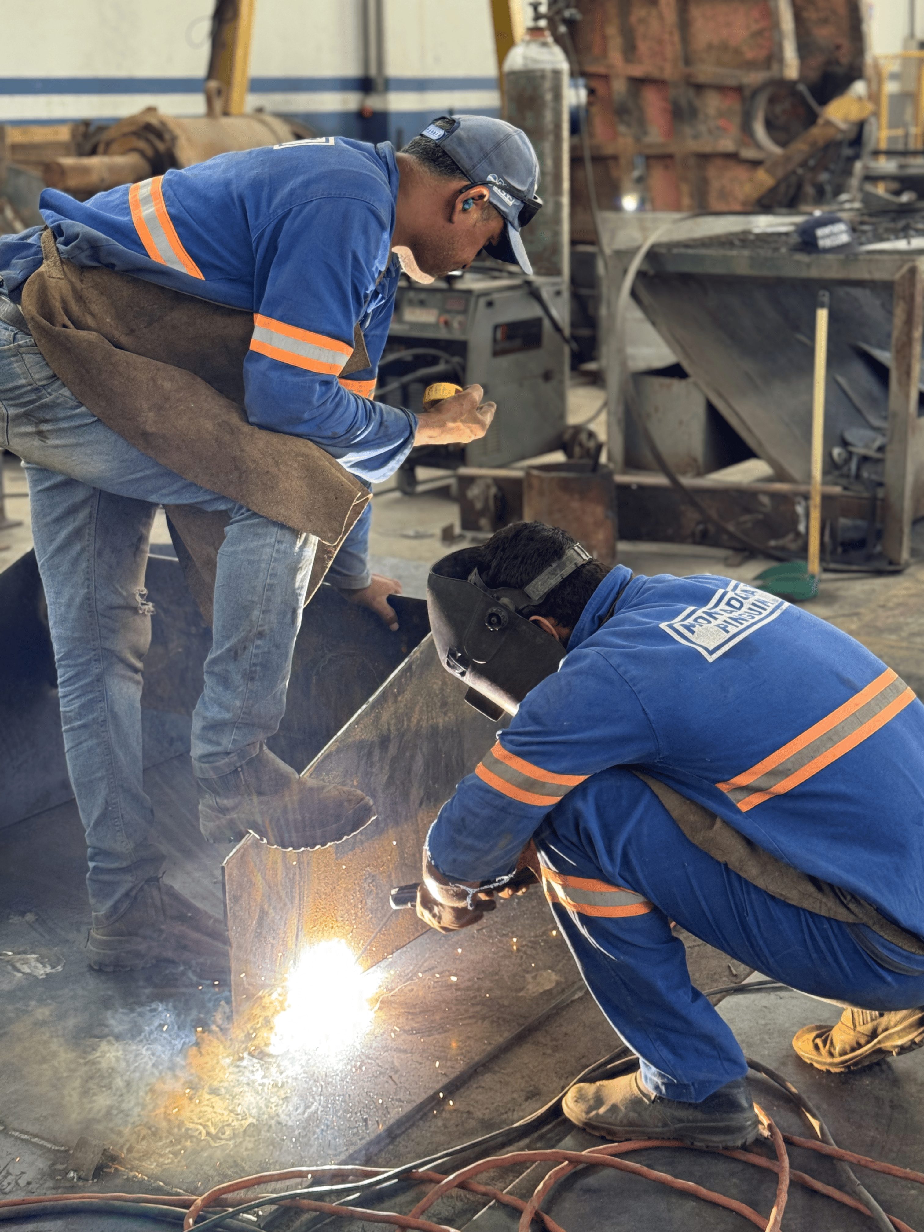 Equipe especializada em soldagem industrial