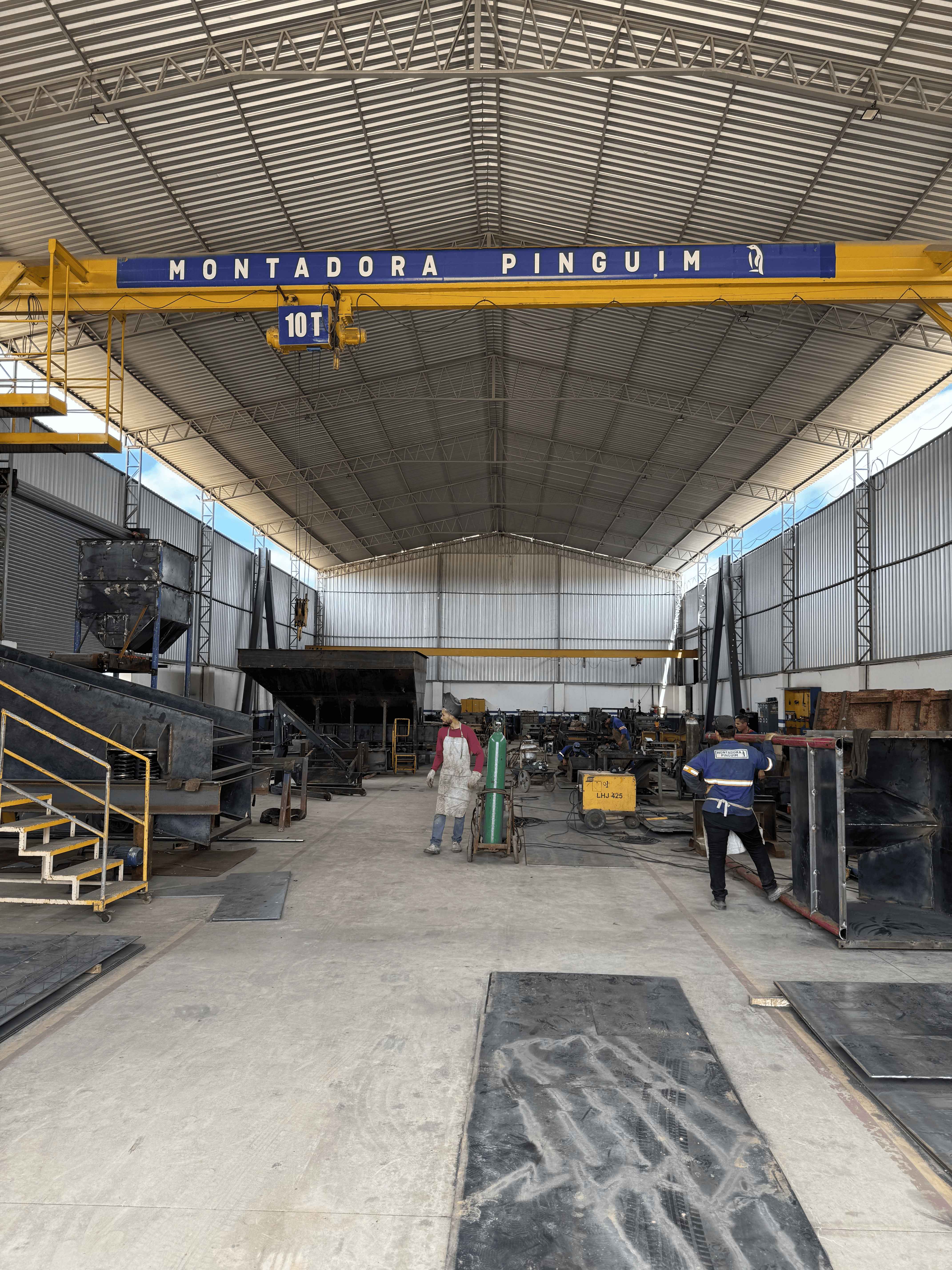 Interior do galpão da Montadora Pinguim com ponte rolante