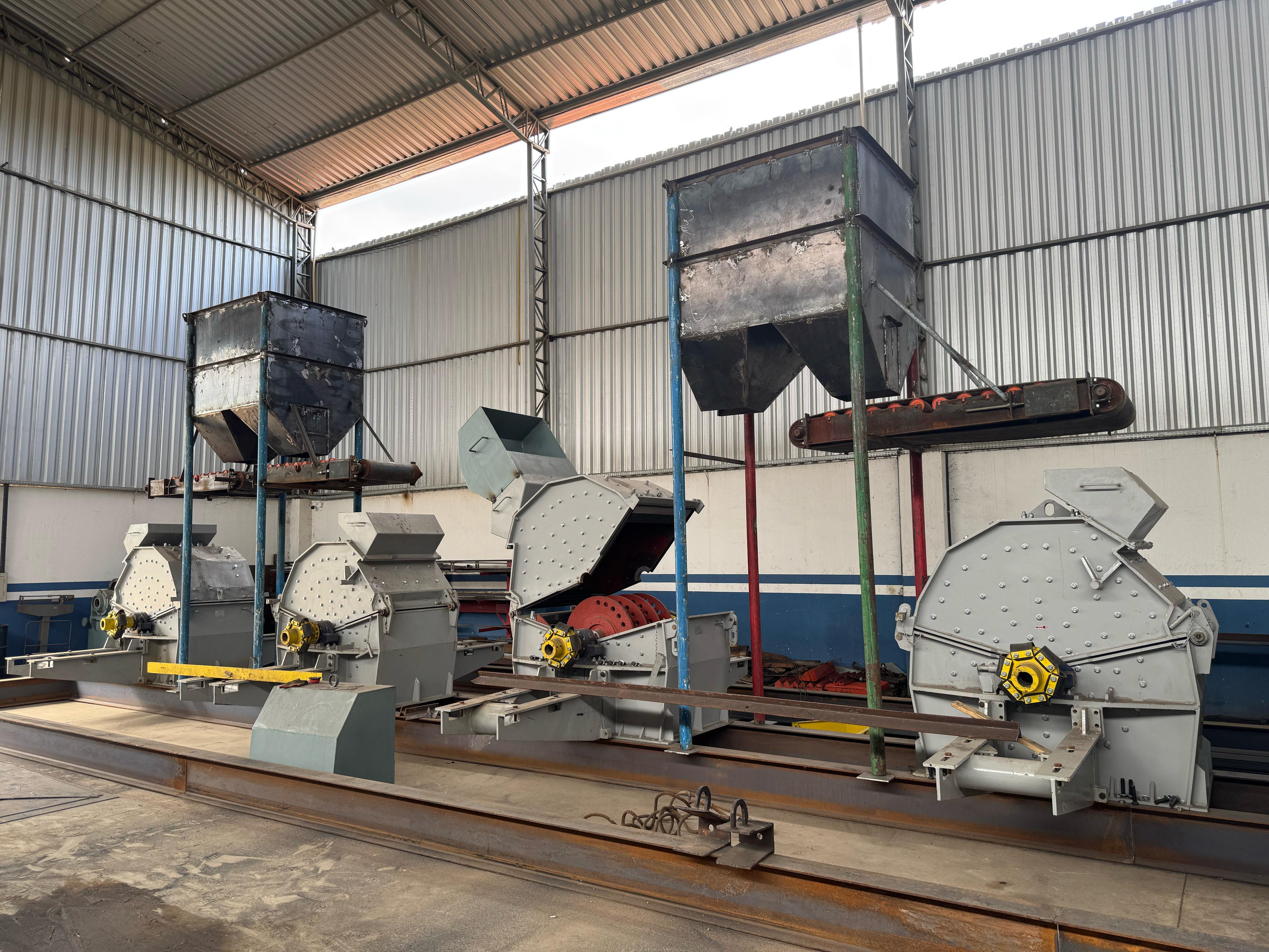 Moinhos industriais em fabricação no galpão da Montadora Pinguim