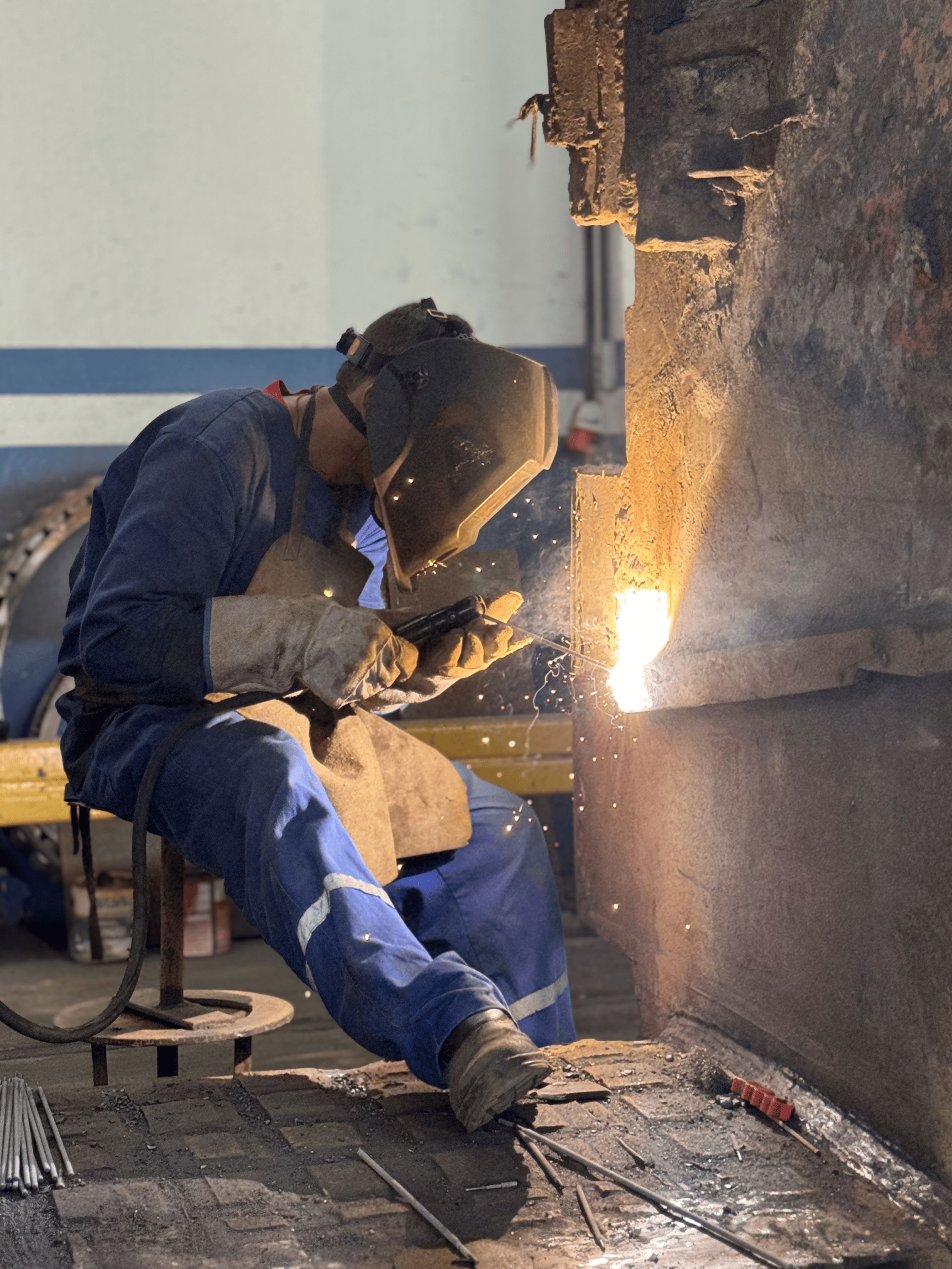Soldador trabalhando com precisão na fabricação